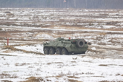 Десантники во время проверки ВС на Брестском полигоне выполняют стрельбы из различных видов оружия