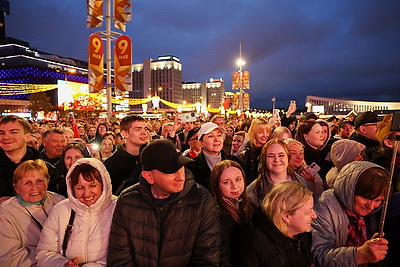 Праздничный концерт \"Дорогами Победы!\" проходит у Дворца спорта