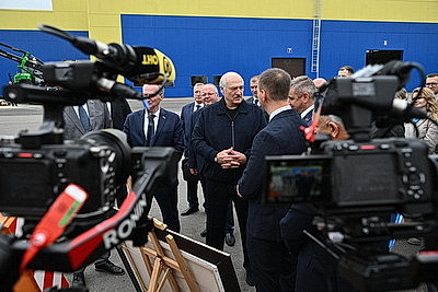 Лукашенко посетил производство лесозаготовительной техники в Логойском районе