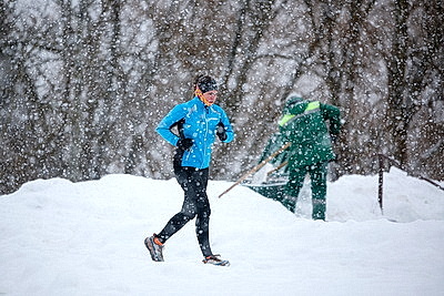 Морозный зимний день: снегопад не повод сидеть дома для активных жителей