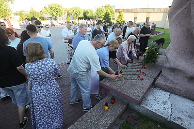 В Вертелишках прошло памятное шествие с лампадками к мемориальному комплексу \"Скорбящая мать\"