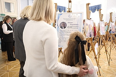 \"Ода белорусской женщине\". Со сцены Купаловского театра читают стихи на \"роднай мове\"