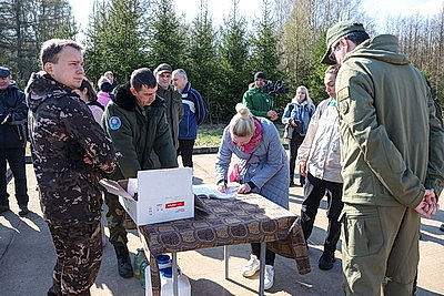Республиканский субботник: коллектив Администрации Президента принял участие в благоустройстве мемориального комплекса и посадке леса