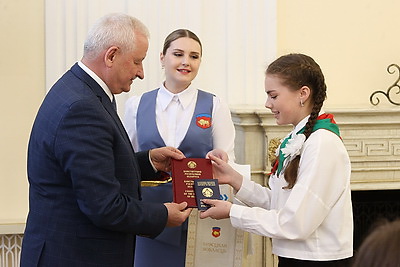 \"Люблю нашу страну за спокойствие, традиции и природу\". В Брестской области вручили паспорта лучшим учащимся