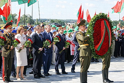 Символ мужества и гордости народа. Торжества по случаю Дня Независимости проходят на Кургане Славы