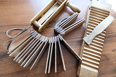 Музыкальные инструменты, на которых играют и за рубежом, создает поставский мастер