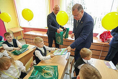 Швед напутствовал узденских школьников и вручил каждому первокласснику книгу \"Беларусь - наша Радзiма\"