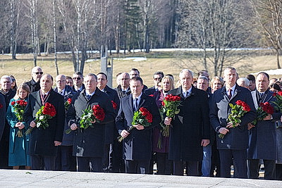 \"Пусть скорбь и печаль обернутся в мужество ваше и силу\". В Хатыни проходит всенародная вахта памяти