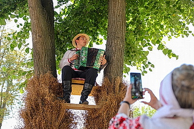Брендовый фестиваль \"Льняная карусель\" провели в Корме