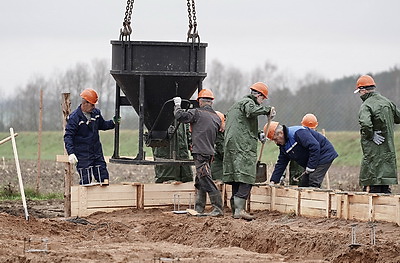 Республиканский субботник: в Дрибинском районе строили профилакторий для телят