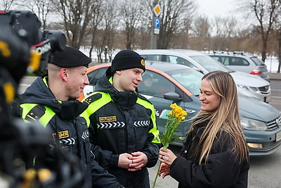 Вместо проверки документов - цветы. Сотрудники ГАИ поздравили могилевских женщин-водителей