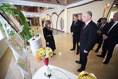 Паспорта лучшим учащимся из Минской области вручили в старейшей гимназии страны