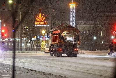 Брест накрыл снегопад. На улицах города работает спецтехника