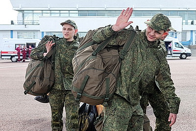 Десять российских военных после обмена подлечились в Гомеле и отправились домой