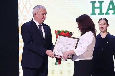 Учителя продолжают принимать поздравления в преддверии профессионального праздника