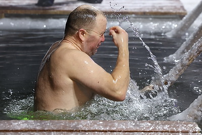 Православные верующие празднуют Крещение Господне