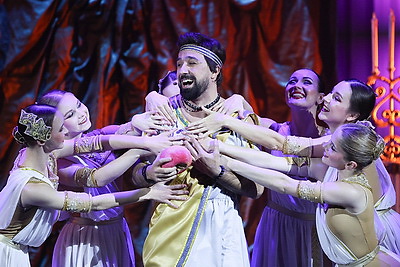 Юбилейный вечер \"Кальман против Штрауса, или Пять и пять - пятьдесят пять\" собрал на сцене весь коллектив музыкального театра