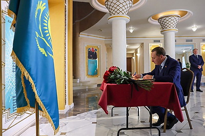 Снопков оставил запись в книге соболезнований в посольстве Казахстана в связи с гибелью военнослужащих