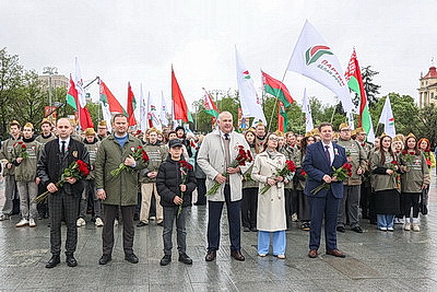 Народное возложение цветов к монументу Победы проходит в Минске