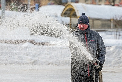 В Витебске на площади Победы заливают каток