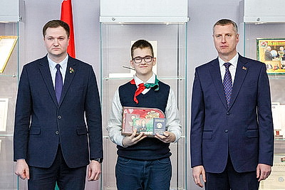 Крутой - школьникам: паспорт - это документ, в котором встречается ваша личная история и корни всей страны