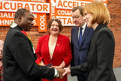 Парламентская делегация Зимбабве посетила ПВТ и ММВЦ