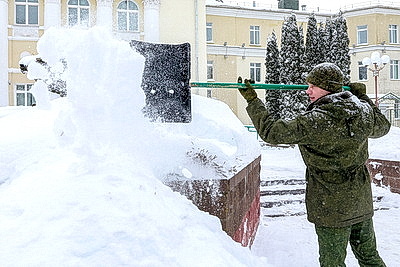 Последствия снегопада устраняют в городах Беларуси