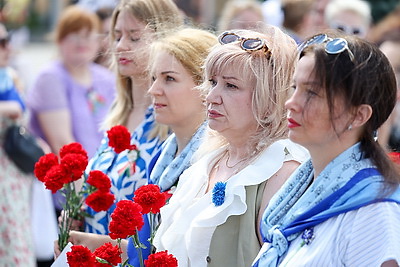 \"Дань памяти героям прошлого\". Народное возложение проходит в Минске