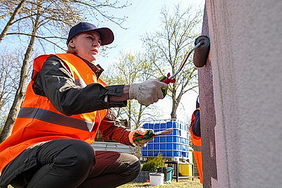 Республиканский субботник: премьер-министр принял участие в благоустройстве братской могилы в Минском районе
