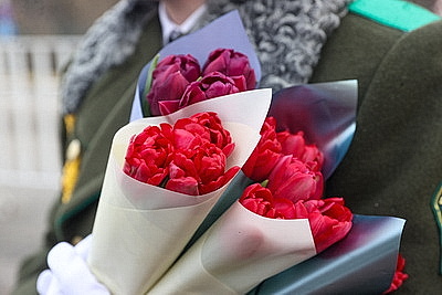 Плац-концерты, море цветов и теплых слов. В Бресте мужчины поздравили женщин