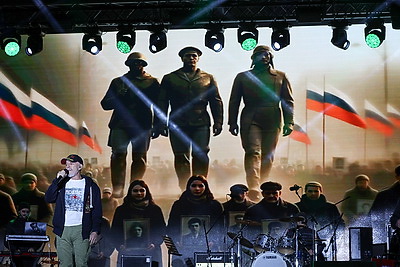 Праздничный концерт \"Дорогами Победы!\" проходит у Дворца спорта