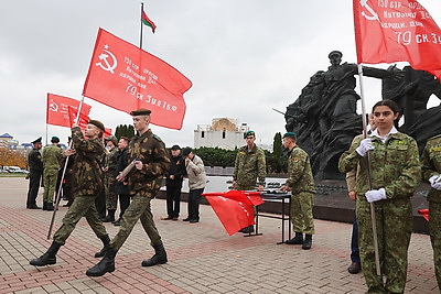 В Гродно школьникам передали капсулы памяти с землей погранзаставы \"Усово\" и копии знамени Победы