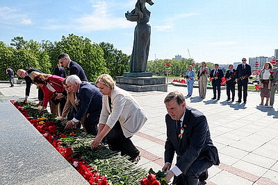 Делегация Конституционного Суда возложила цветы к стеле \"Минск - город-герой\"