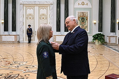 Лукашенко в преддверии Дня народного единства вручил госнаграды заслуженным представителям различных сфер
