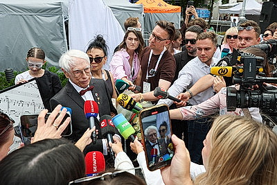 Сразу две именные звезды открыли на Площади лауреатов в Витебске