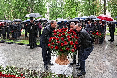 Почтить память погибших. Возложения цветов к братским могилам и мемориалам проходят в канун Дня Победы