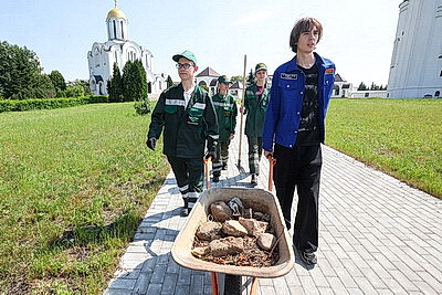 \"Восстановление святынь Беларуси\": волонтеры БРСМ и студотряды Минска благоустроили территорию храма