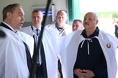 Лукашенко посетил хозяйство, где разводят красную породу коров