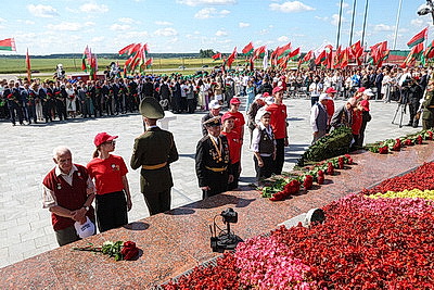 Символ мужества и гордости народа. Торжества по случаю Дня Независимости проходят на Кургане Славы