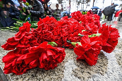 Почтить память погибших. Возложения цветов к братским могилам и мемориалам проходят в канун Дня Победы