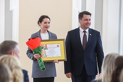 Учителя продолжают принимать поздравления в преддверии профессионального праздника
