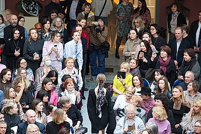 В НХМ состоялась перформанс-презентация коллекционных платков \"Все носят Царфина\"