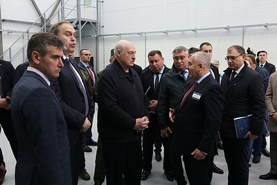 Лукашенко ознакомился с научными разработками гражданского и оборонного назначения