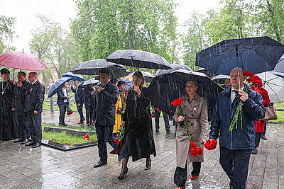 Почтить память погибших. Возложения цветов к братским могилам и мемориалам проходят в канун Дня Победы