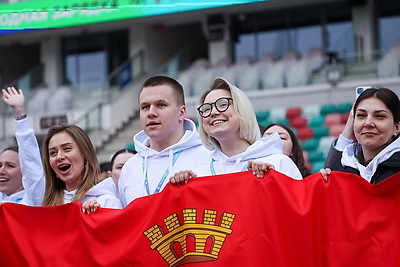 Олимпийские чемпионы провели зарядку для 3,5 тыс. студентов на минском стадионе \"Динамо\"