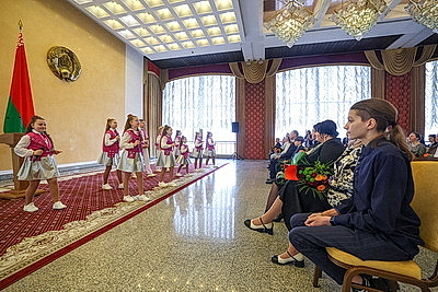 Орденом Матери наградили 42 представительниц Минской области