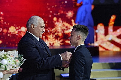 \"Мы все служим Отечеству\". Лукашенко отметил заслуги тех, кто двигает Беларусь вперед конкретными делами