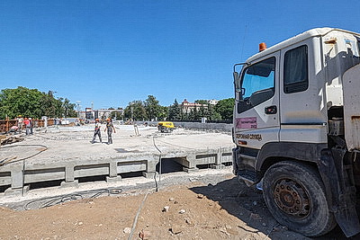 Работа не останавливается и ночью. Как ремонтируют мост через Свислочь в Минске