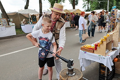 Около 480 участников собрал в фестивальном Витебске \"Задзвінскі кірмаш\"