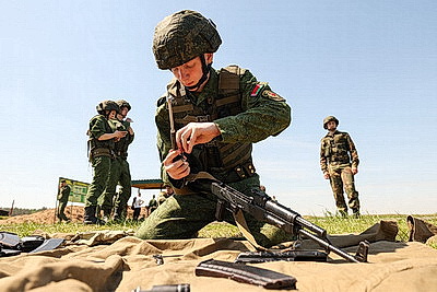 Танк над головой и первый выстрел: как проходит конкурс военно-патриотических клубов ВС